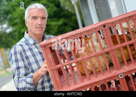 Bauer Holding Kunststoff Kiste mit Hähnchen Stockfoto