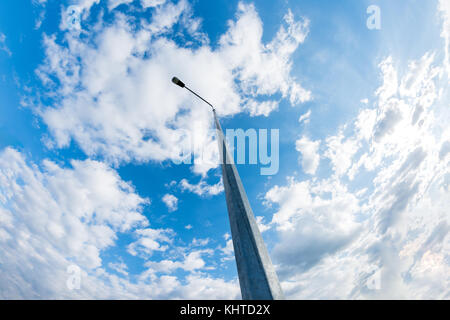 Low Angle View von metallischen street lamp gegen bewölkt blauer Himmel Stockfoto