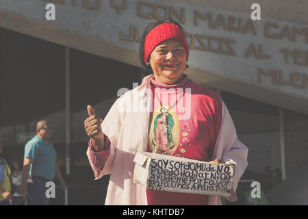 Monterrey, Nuevo Leon/Mexiko - der 18 12 2017: Taubstummen lächelnde Frau um Geld bittet in traditionellen Basilika de Guadalupe Stockfoto