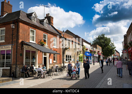 Großbritannien, England, Norfolk, die Brecks, Thetford, King Street, Besucher in der Fußgängerzone von hohen Bestellungen Coffee Shop und Cafe Stockfoto