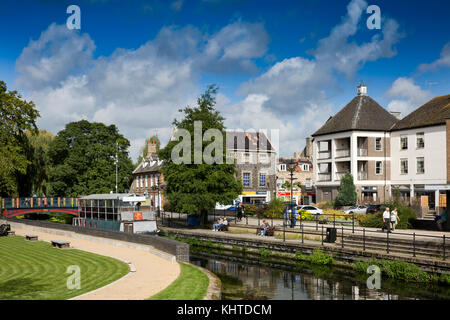 Großbritannien, England, Norfolk, Thetford, Menschen entspannend neben wenig Ouse River Town Bridge Stockfoto