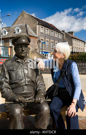 Großbritannien, England, Norfolk, Thetford, Stadt, Brücke, Senior Besucher mit Dad's Army Captain Jones Statue Stockfoto