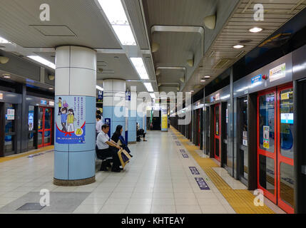 Tokyo, Japan - 29.September 2017 Leute an einer U-Bahnstation in Tokyo, Japan. die Tokioter U-Bahn System besteht aus zwei miteinander verbundenen Netzwerken, die durch die U-Bahn und Stockfoto