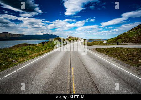 Norwegen Atlantik Straße oder den Atlantik Straße (atlanterhavsveien) den Titel als "norwegischen Bau des Jahrhunderts" ausgezeichnet worden. Die Straße klassi Stockfoto