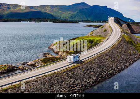 Caravan Auto rv fährt auf der Autobahn Norwegen. Atlantik Straße oder den Atlantik Straße (atlanterhavsveien) der Titel vergeben wurde als (norwegische Konstr Stockfoto