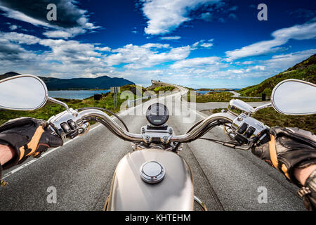 Biker fährt eine Straße mit Atlantik Straße in Norwegen. first-Person anzeigen. Stockfoto