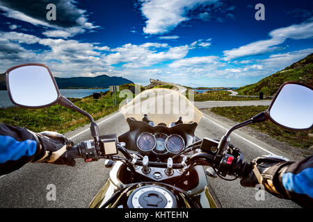 Biker fährt eine Straße mit Atlantik Straße in Norwegen. first-Person anzeigen. Stockfoto