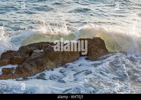 Stürmische Adria in Istrien, Kroatien. Die Welle bricht gegen Stein. Stockfoto