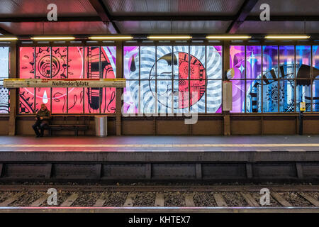 Berlin Schöneberg. NOLLENDORFPLATZ U-Bahn Gebäude Interieur. Farbenfrohe kunst Designs auf Glasfenstern, Plattform, Bahngleise Stockfoto