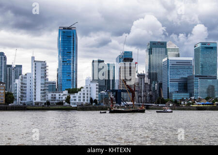 London, Canary Wharf, Sturmwolken über die Banking & Financial District, ein Zeichen für schlechte Zeiten voran. Barclays, HSBC, Citi Bank, State Street Bank Gebäude Stockfoto