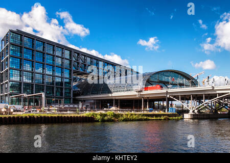 Berlin Mitte, Hauptbahnhof äußere. Moderne Glas & Stahl Gebäude neben der Spree, BVG-Verkehrsmitteln Stockfoto