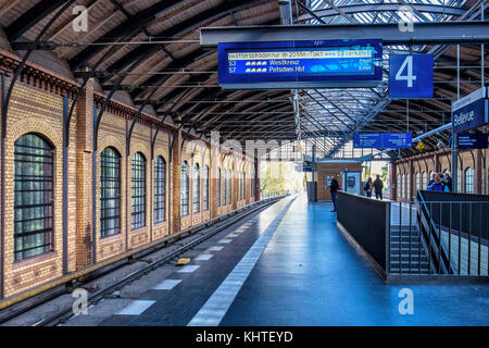 Berlin Hansaviertel, Bellevue S-Bahn Station befindet sich auf der Berliner Stadtbahn S-Bahn, erhöhte Gebäude ist Teil des BVG s-Netzwerk. T Stockfoto