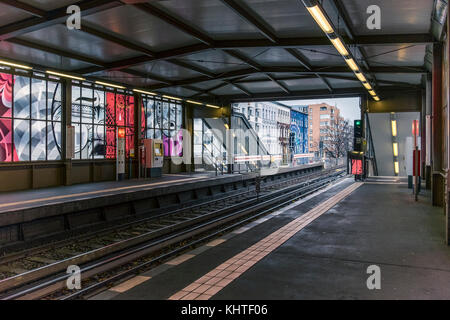 Berlin Schöneberg. NOLLENDORFPLATZ U-Bahn Gebäude Interieur. Farbenfrohe kunst Designs auf Glasfenstern, Plattform, Bahngleise Stockfoto