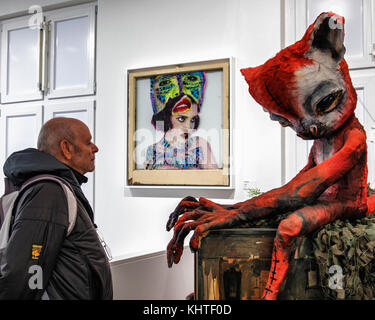 Berlin Schöneberg. Ältere ältere Mann an Arbeiten von Street Artists Urban Nation Museum für Zeitgenössische Kunst Stockfoto