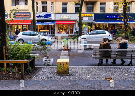 Berlin Schöneberg. Begegnungszone - Treffpunkt in der Maaßenstraße, Fußgängerzone für die lokale Bevölkerung zu erfüllen Stockfoto