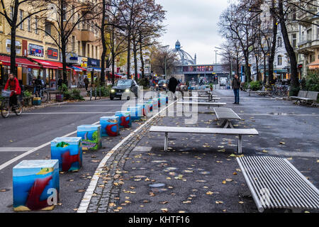 Berlin Schöneberg. Begegnungszone - Treffpunkt in der Maaßenstraße, Fußgängerzone für die lokale Bevölkerung zu erfüllen Stockfoto