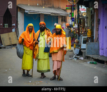 Pushkar, Indien - Nov 5, 2017. sadhu Männer zu Fuß auf der Straße in Pushkar, Indien. pushkar ist eine Stadt in der ajmer District im Bundesstaat Rajasthan. Stockfoto