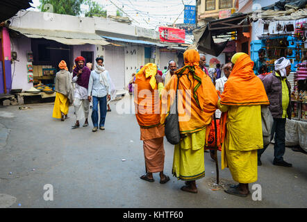 Pushkar, Indien - Nov 5, 2017 Menschen auf der Straße in Pushkar, Indien. pushkar ist eine Stadt in der ajmer District im Bundesstaat Rajasthan. Es ist ein pilgrimag Stockfoto