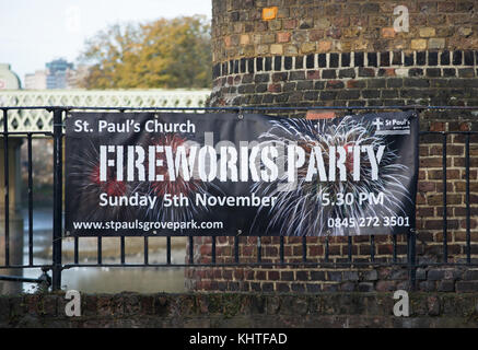 Banner Werbung ein 5. november Feuerwerk Party in der St. Pauls Kirche, Grove Park, Chiswick, London, England Stockfoto
