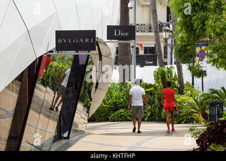 Monte Carlo - 15. August 2017: Pavillons Monte Carlo mit Menschen, Luxus Shopping Bereich beherbergt viele Top Fashion Shops, in Monte Carlo, Monaco. Stockfoto