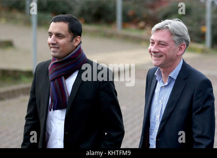 Richard Leonard von der Scottish Labour, mit Anas Sarwar (links), als er sich mit MSPs und Parteimitgliedern trifft, im Fernhill Community Center in Rutherglen, nachdem er am Samstag in Glasgow zum neuen Vorsitzenden der Scottish Labour Party erklärt wurde. Stockfoto