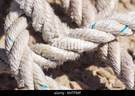 Nahaufnahme eines alten ausgefransten Boot Seil als Hintergrund Stockfoto