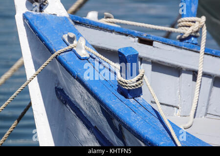 Blau Seil geknotet Festlegung über die Seite eines alten Holz Boot Stockfoto