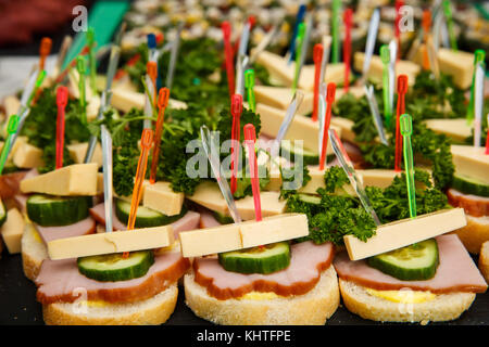 Bruschetti oder Häppchen mit Käse, Oliven, Schinken, Gurke. Snacks. Buffet Restaurant. Neues Jahr Weihnachten Ansicht von Oben Stockfoto