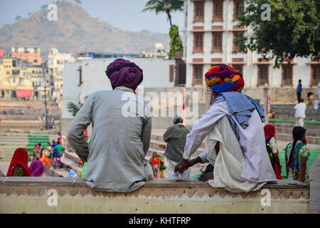 Indische Männer sitzen und plaudern auf Straße in Pushkar, Indien. Stockfoto