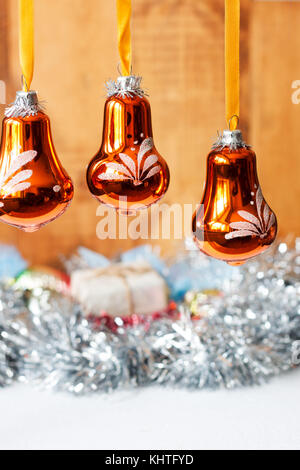 Weihnachtsbaum Spielzeug - Big Blue Bell mit Strass, glänzende goldene Glöckchen auf glänzenden Lametta und Holz- Hintergrund Stockfoto