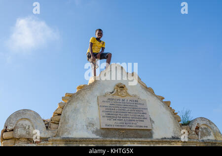 LOBITO, ANGOLA - 09. MAI 2014: Unbekannter afrikanischen Jungen mit gelben Hemd stehen auf Reducto Sao Pedro portugiesischen Festung Stockfoto