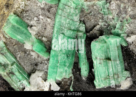 Smaragde eingebettet in Felsgestein in Hunan/China gefunden Stockfoto