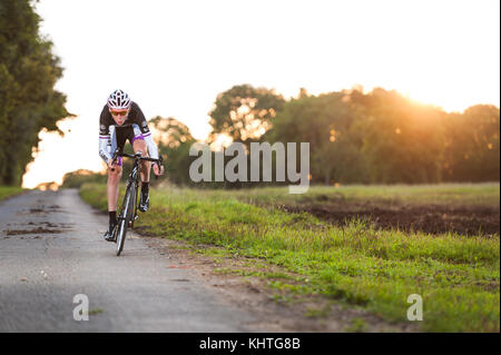 Joel Lewis, am frühen Morgen training ride bei Sonnenaufgang. Stockfoto