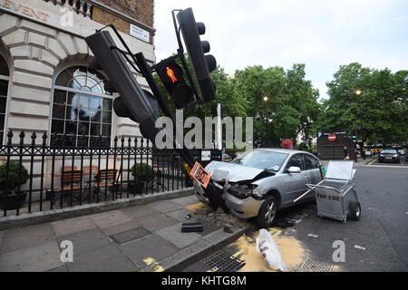 AM MONTAG, den 20. NOVEMBER 0001, WURDE das Foto eines Autos, das in London auf einen Laternenpfosten gestürzt ist, als jeder fünfte Patient, der 2016 in Traumazentren aufgenommen wurde, an Straßenunfällen beteiligt war, zeigen neue Zahlen. Stockfoto