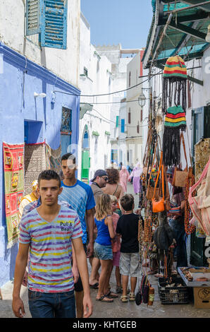 Ouarzazate, Marokko - 14. August 2013: schmale Straßen von Asilah mit Souvenirs und Kunsthandwerk zum Verkauf und nicht identifizierte Personen Stockfoto