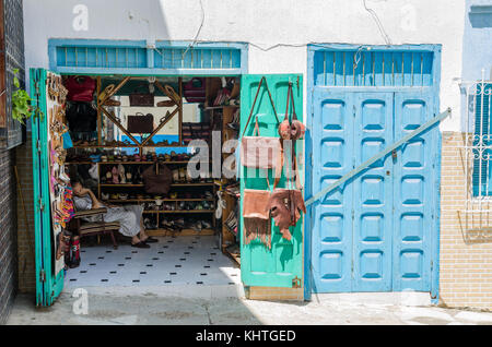 Ouarzazate, Marokko - 14. August 2013: Unbekannter shop besitzer Schlafen in Leder Handwerk shop Stockfoto