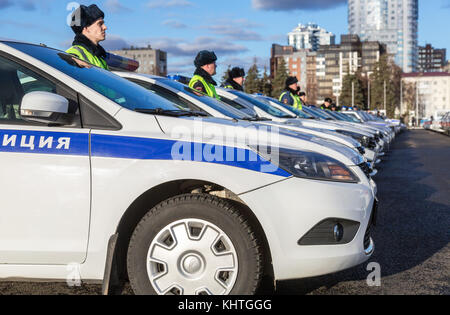 Samara, Russland - November 16, 2017: russische Polizei Streifenwagen des Staates Automobil Aufsichtsbehörde über die Stadt Straße geparkt Stockfoto