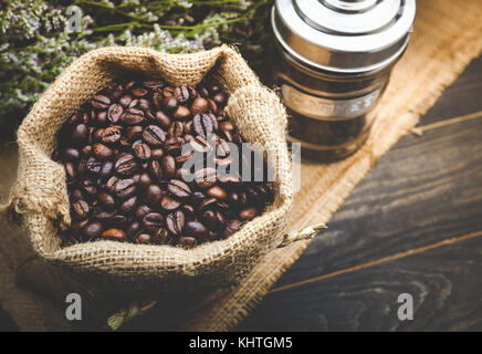 Kaffee Bohnen, Beutel und Glas mit Kaffeebohnen. moderne Vintage-Stil Stockfoto
