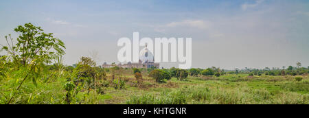 Yamoussoukro, Elfenbeinküste - 01 Februar 2014: Wahrzeichen der Basilika Unserer Lieben Frau des Friedens, der Afrikanischen christlichen Kathedrale Stockfoto