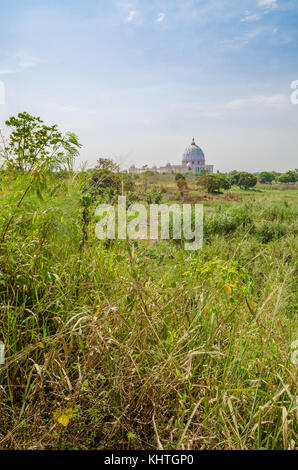 Yamoussoukro, Elfenbeinküste - 01 Februar 2014: Wahrzeichen der Basilika Unserer Lieben Frau des Friedens, der Afrikanischen christlichen Kathedrale Stockfoto