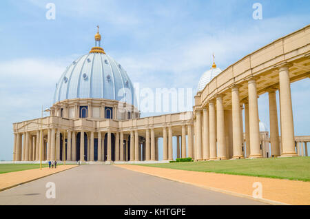 Yamoussoukro, Elfenbeinküste - 01 Februar 2014: Wahrzeichen der Basilika Unserer Lieben Frau des Friedens, der Afrikanischen christlichen Kathedrale Stockfoto