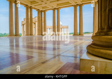 Yamoussoukro, Elfenbeinküste - 01 Februar 2014: Wahrzeichen der Basilika Unserer Lieben Frau des Friedens, der Afrikanischen christlichen Kathedrale Stockfoto