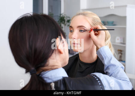 Make-up-Artist, schwarzen Eyeliner Stockfoto