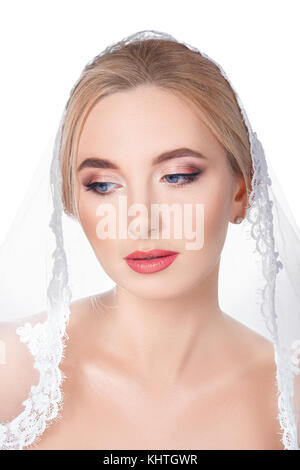 Mädchen mit Hochzeit Make-up isoliert auf weißem Stockfoto