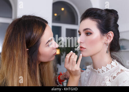 Make-up-artist Anwendung Lip Gloss Stockfoto