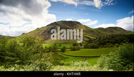 Die malerische Landschaft mit Tal Bauernhaus unter Howgill Fells, Lake District, Cumbria, Großbritannien Stockfoto