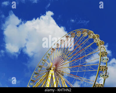 Der roue de Paris schließen, das große Riesenrad über einem tiefblauen Himmel Hintergrund im Jardin des Tuileries in Paris, Frankreich. Stockfoto