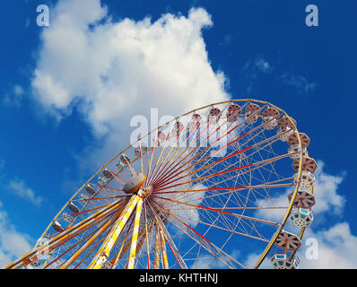 Der roue de Paris schließen, das große Riesenrad über einem tiefblauen Himmel Hintergrund im Jardin des Tuileries in Paris, Frankreich. Stockfoto