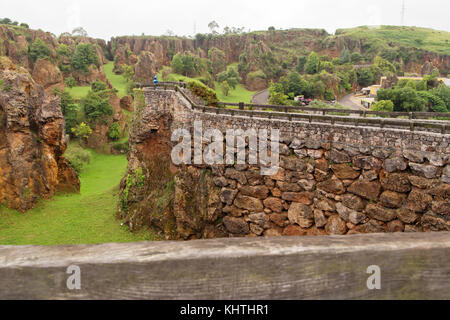 Parque de la Naturaleza de Cabárceno, Spanien - Juli 5, 2016: Blick auf den Parque de la Naturaleza in trüben Sommertag. Stony fancy Relief, grünes Gras und Stein Straßen Stockfoto