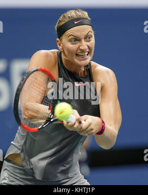 Tschechische Tennisspieler PETRA KVITOVA (CZE) schlägt eine Rückhand geschossen während der Frauen singles Match in US Open Tennis Championship 2017, New York City, New Y Stockfoto